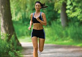 Correr o realizar otro ejercicio que te haga sudar, te ayuda a liberar la flema de tu cuerpo