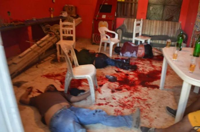 Delincuentes atacan a bar, asesinan a 3 hombres y lesionan a otro en Acayucan Muer1-690x457