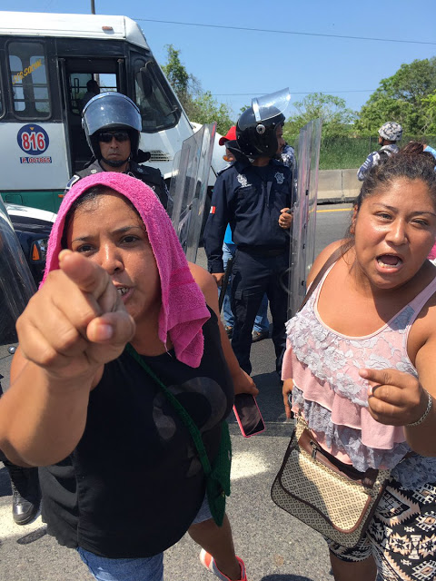 Pedían agua y les llueven los madrazos de los policias de Tellez y de los navales en Veracruz Polis