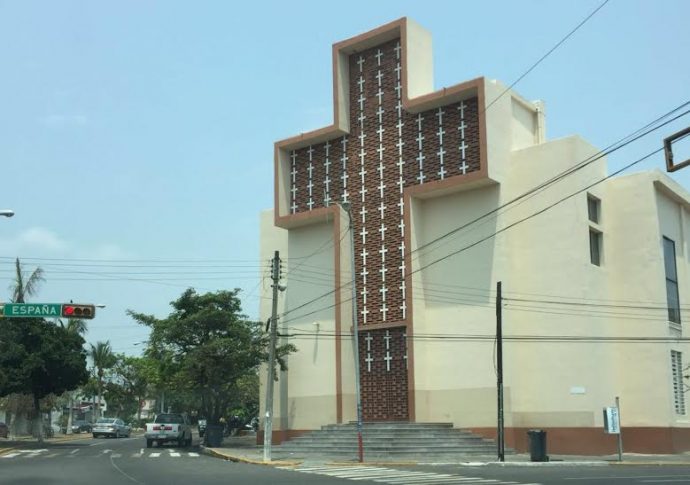 En plena misa de Iglesia Santa Rita en Veracruz, secuestran a empleado del  IMSS - Plumas Libres